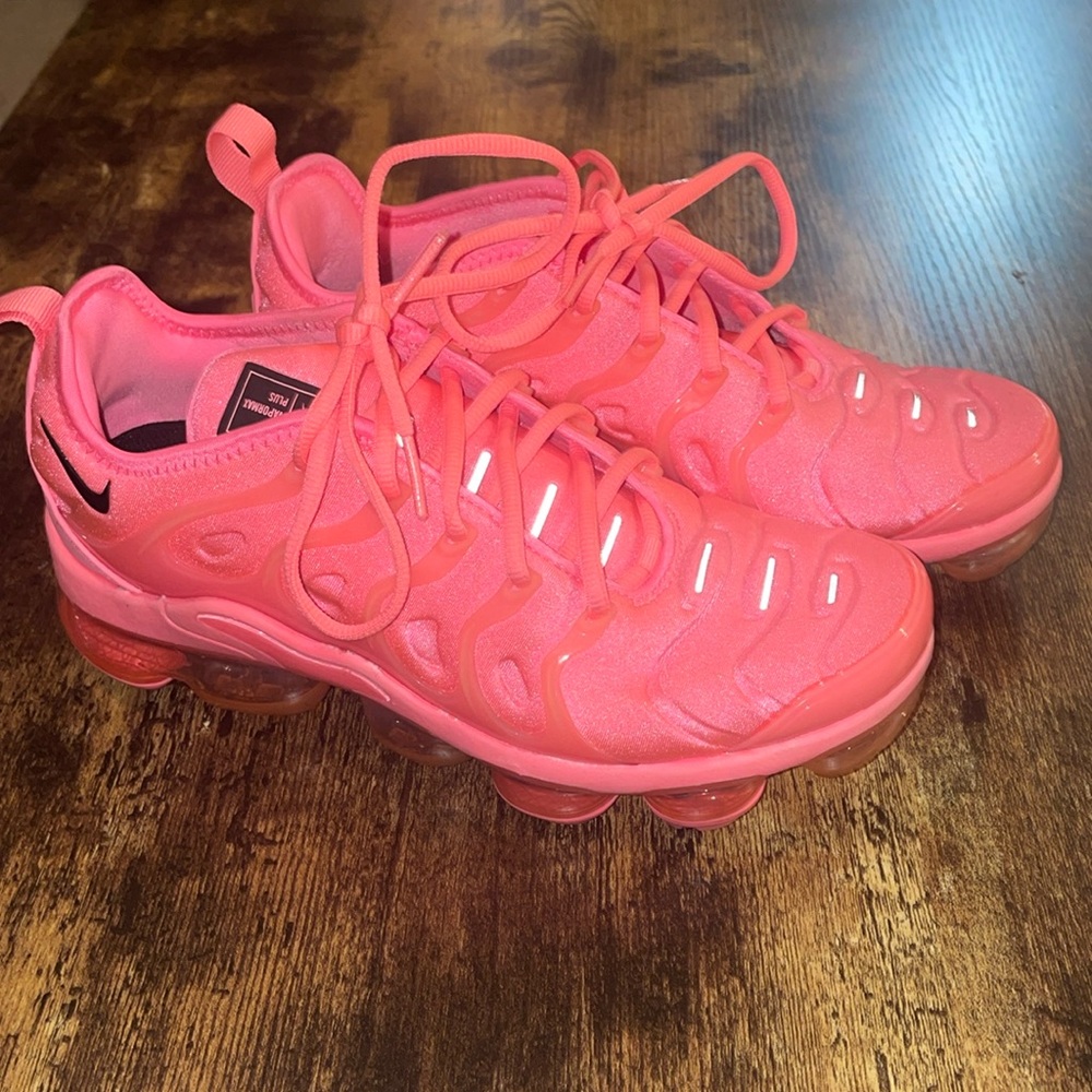 Women’s size 8 Vapor Max Air Hot Pink
